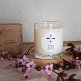 Naturalna świeca zapachowa: róża, sosna, drzewko różane. Wykonana ręcznie z wosku roślinnego, olejków eterycznych oraz zapachowych, z bawełnianym knotem.